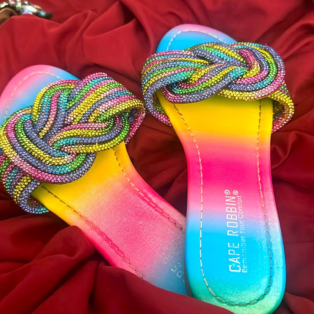 Cape Robbin sandals size 6

True Size